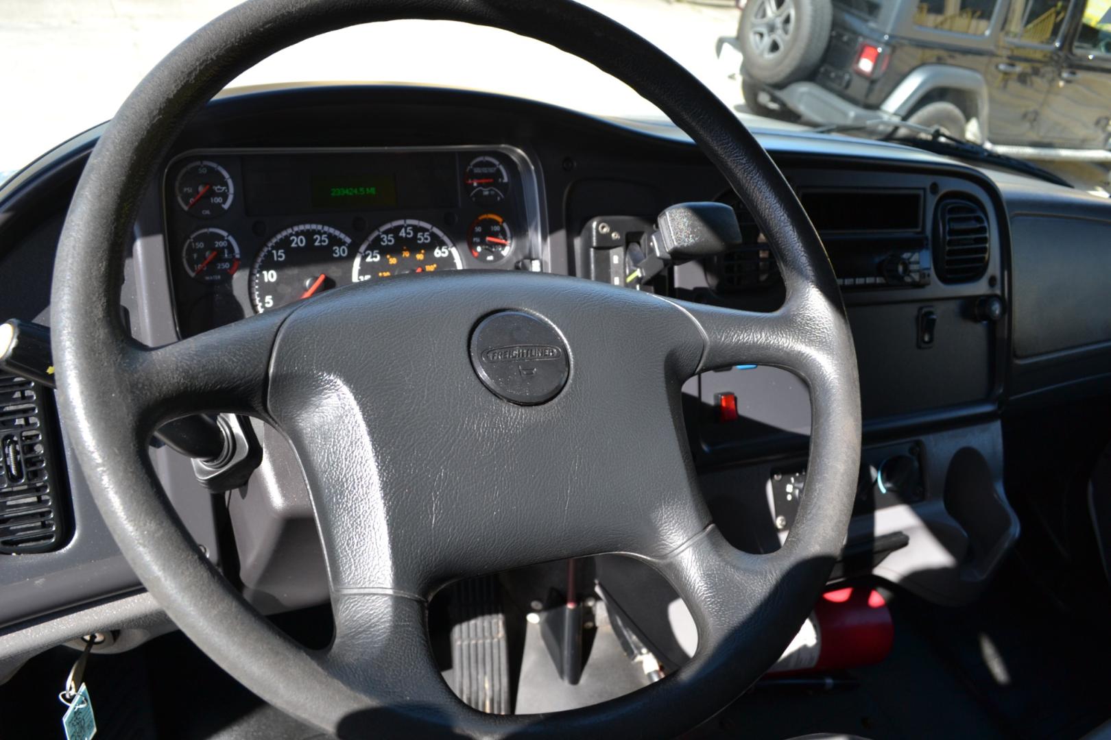 2018 WHITE /BLACK FREIGHTLINER M2-106 with an DETROIT DD5 5.1L 210HP engine, ALLISON 2100HS AUTOMATIC transmission, located at 9172 North Fwy, Houston, TX, 77037, (713) 910-6868, 29.887470, -95.411903 - 25,550LB GVWR NON CDL, SUPREME 26FT BOX , 13FT CLEARANCE, 97" X 102", MAXON 3,000LB CAPACITY ALUMINUM LIFT GATE, E-TRACKS, 80 GALLON FUEL TANK, SPRING RIDE, COLD A/C - Photo#16